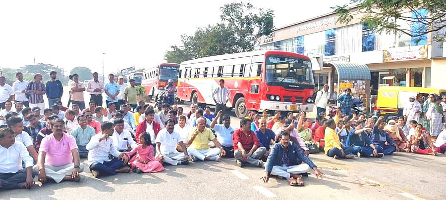 ವಿವಿಧ ಬೇಡಿಕೆಗಳ ಈಡೇರಿಕೆಗೆ ಆಗ್ರಹಿಸಿ ಕರ್ನಾಟಕ ರಾಜ್ಯ ಪ್ರಥಮ ದರ್ಜೆ ಕಾಲೇಜುಗಳ ಅತಿಥಿ ಉಪನ್ಯಾಸಕರು ಗುರುವಾರ ರಸ್ತೆ ತಡೆ ನಡೆಸಿ ಪ್ರತಿಭಟಿಸಿದರು