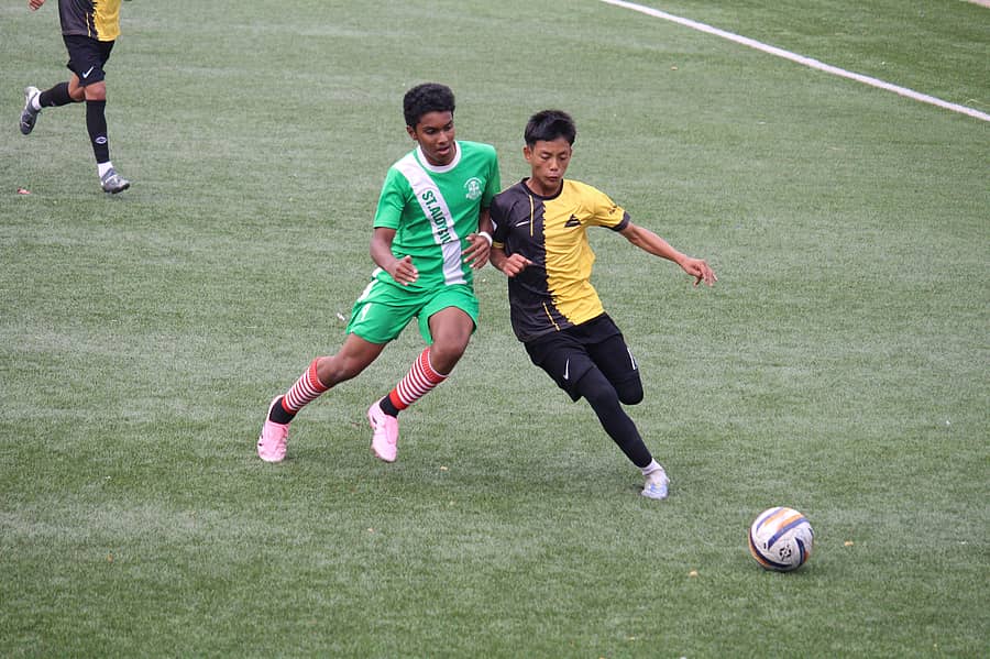 ಸರ್ಕಾರಿ ಪ್ರೌಢಶಾಲೆ, ಪಾಟರಿಟೌನ್‌ ಹಾಗೂ ಸೇಂಟ್‌ ಅಲೋಸಿಯಸ್‌ ಪ್ರೌಢಶಾಲಾ ತಂಡಗಳ ನಡುವಣ ಪಂದ್ಯದಲ್ಲಿ ಆಟಗಾರರು ಚೆಂಡಿಗಾಗಿ ಪೈಪೋಟಿ ನಡೆಸಿದರು