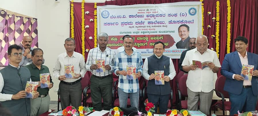 ಹೊಸಕೋಟೆಯಲ್ಲಿ ಪ್ರೊ. ನಿರಂಜನ ವಾನಳ್ಳಿ ಅವರ ಅಭಿನಂದನಾ ಗ್ರಂಥ ‘ಸುವರ್ಣಗಂಗೆ’ ಯನ್ನು ಬಿಡುಗಡೆ ಮಾಡಲಾಯಿತು. ಮಾಜಿ ಸ್ವೀಕರ್‌ ಕೆ.ಆರ್‌. ರಮೇಶ್‌ ಕುಮಾರ್‌ ಇತರರು ಇದ್ದರು