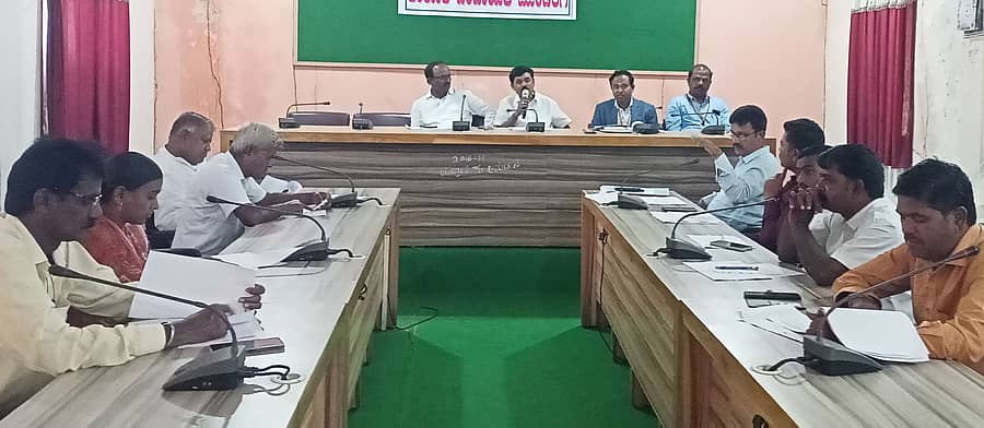 ಮುಂಡರಗಿ ಪಟ್ಟಣದ ತಾಲ್ಲೂಕು ಪಂಚಾಯಿತಿ ಸಾಮರ್ಥ್ಯ ಸೌಧದಲ್ಲಿ ಹಮ್ಮಿಕೊಂಡಿದ್ದ ಗ್ಯಾರಂಟಿ ಪ್ರಗತಿ ಪರಿಶೀಲನಾ ಸಭೆಯಲ್ಲಿ ತಾಲ್ಲೂಕು ಗ್ಯಾರಂಟಿ ಸಮಿತಿ ಅಧ್ಯಕ್ಷ ಡಿ.ಡಿ.ಮೋರನಾಳ ಮಾತನಾಡಿದರು