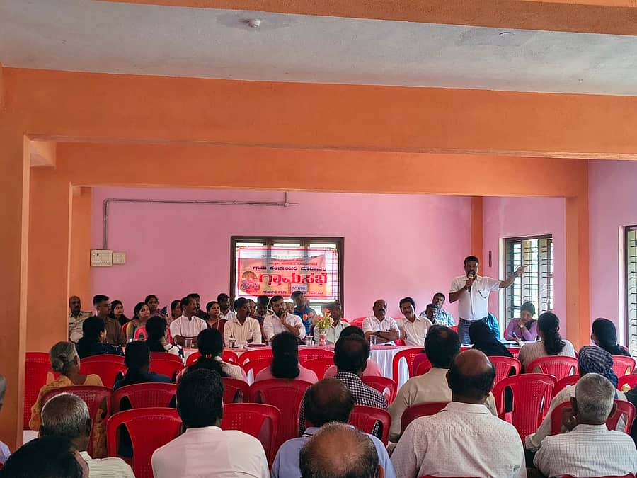 ಸುಂಟಿಕೊಪ್ಪ ಸಮೀಪದ ಮಾದಾಪುರ ಗ್ರಾಮ ಪಂಚಾಯಿತಿಯ ವಾರ್ಷಿಕ ಗ್ರಾಮ ಸಭೆಯು ಗ್ರಾಮ ಪಂಚಾಯಿತಿ ಅಧ್ಯಕ್ಷ ಮರುವಂಡ ಜಾಲಿ ಸೋಮಯ್ಯ ಅವರ ಅಧ್ಯಕ್ಷತೆಯಲ್ಲಿ ಬುಧವಾರ ನಡೆಯಿತು