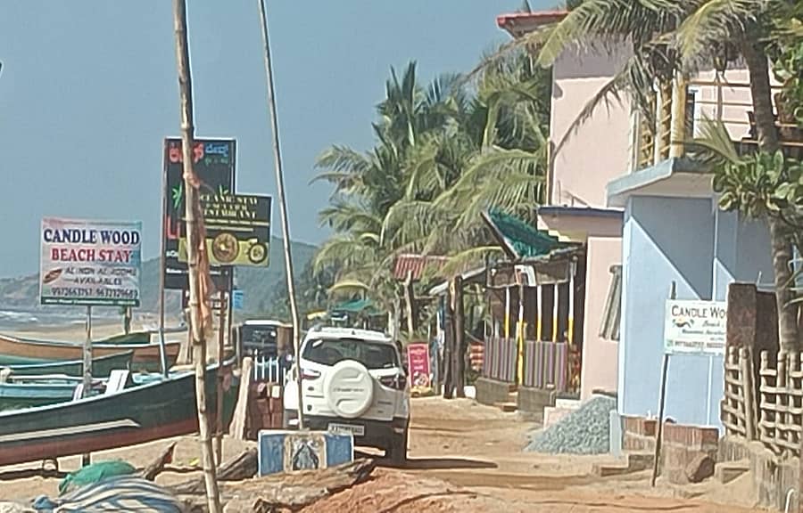 ಗೋಕರ್ಣ ಸಮೀಪದ ನಾಡುಮಾಸ್ಕೇರಿ ಗ್ರಾಮ ಪಂಚಾಯಿತಿ ವ್ಯಾಪ್ತಿಯಲ್ಲಿಯ ಕಡಲ ತೀರದಲ್ಲಿ ಸರ್ಕಾರಿ ಜಾಗವನ್ನು (ಹರಿದುಬಂದ ಜಾಗ) ಅತಿಕ್ರಮಿಸಿ, ರೆಸಾರ್ಟ್, ವಸತಿ ಗೃಹ, ಹೋಟೆಲ್‌ಗಳನ್ನು ನಿರ್ಮಿಸಿರುವುದು 