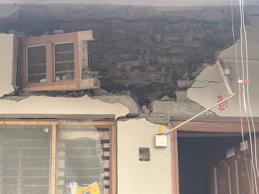 ತಾಳಿಕೋಟೆ :ಪಟ್ಟಣದ ಗಣೇಶ ನಗರದ ನಿವಾಸಿ ಹೆಸ್ಕಾಂ ಉದ್ಯೋಗಿ ರವಿ ಕೋಳೂರ(ಬಿಂಜಲಭಾವಿ) ಅವರ ಮನೆಯಲ್ಲಿ ಮಧ್ಯಾಹ್ನ 1 ಗಂಟೆ ಸಮಯದಲ್ಲಿ ಗ್ಯಾಸ್ ಸೋರಿಕೆಯಿಂದ ಸ್ಫೋಟಗೊಂಡು ಮನೆ ಸಂಪೂರ್ಣ ಜಖಂ ಆಗಿದೆ.