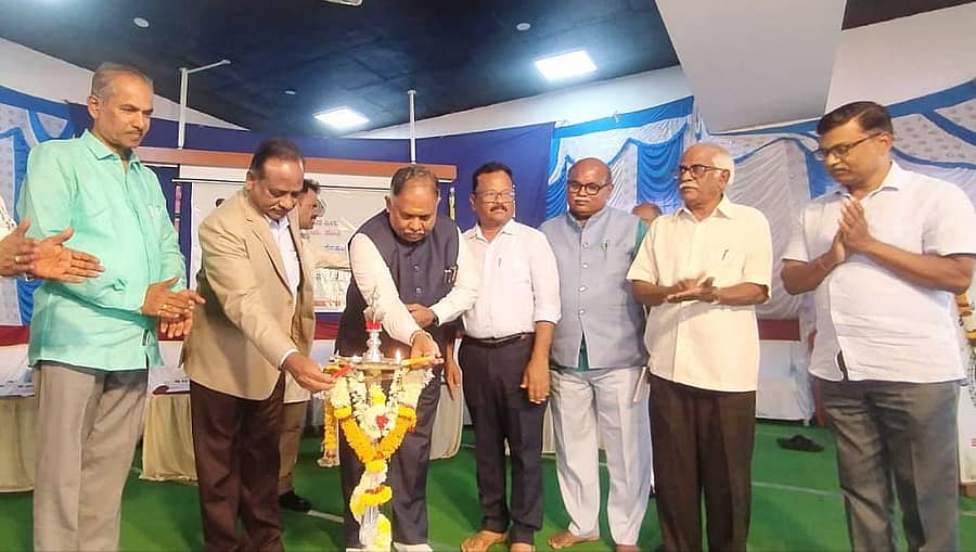 ಕುಕನೂರು ತಾಲ್ಲೂಕಿನ ತಳಕಲ್ ಗ್ರಾಮದ ವಿಶ್ವವಿದ್ಯಾಲಯದಲ್ಲಿ ಕನಕದಾಸ ಜಯಂತಿ ಆಚರಿಸಲಾಯಿತು