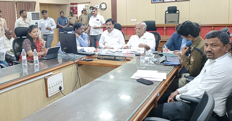 ಹಾವೇರಿ ಜಿಲ್ಲಾಧಿಕಾರಿ ಕಚೇರಿಯಲ್ಲಿ ಹಾಜರಿದ್ದ ಜಿಲ್ಲಾ ಉಸ್ತುವಾರಿ ಸಚಿವ ಶಿವಾನಂದ ಪಾಟೀಲ ಹಾಗೂ ಅಧಿಕಾರಿಗಳು, ಬೆಳೆ ಹಾನಿ ಪರಿಹಾರ ಮಂಜೂರಾತಿ ಸಂಬಂಧ ಮುಖ್ಯಮಂತ್ರಿ ಸಿದ್ದರಾಮಯ್ಯ ಅವರು ಗುರುವಾರ ನಡೆಸಿದ ವಿಡಿಯೊ ಕಾನ್ಪ್‌ರೆನ್ಸ್‌ನಲ್ಲಿ ಪಾಲ್ಗೊಂಡರು
