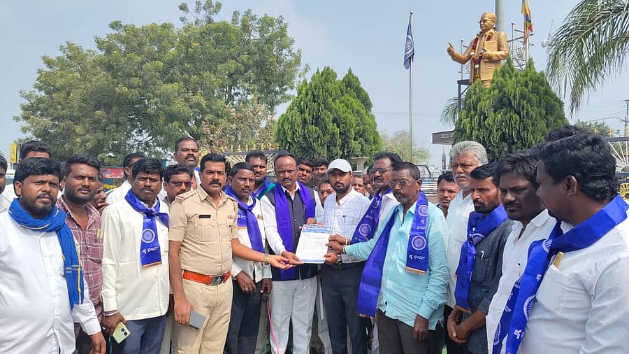 ಶಹಾಪುರ ತಾಲ್ಲೂಕಿನ ಹತ್ತಿಗೂಡೂರನಲ್ಲಿ ಗುರುವಾರ ಸಮತಾ ಸೈನಿಕ ದಳದ ಮುಖಂಡರು ಪ್ರತಿಭಟನೆ ನಡೆಸಿ ಅಧಿಕಾರಿಯೊಬ್ಬರಿಗೆ ಮನವಿ ಪತ್ರ ಸಲ್ಲಿಸಿದರು