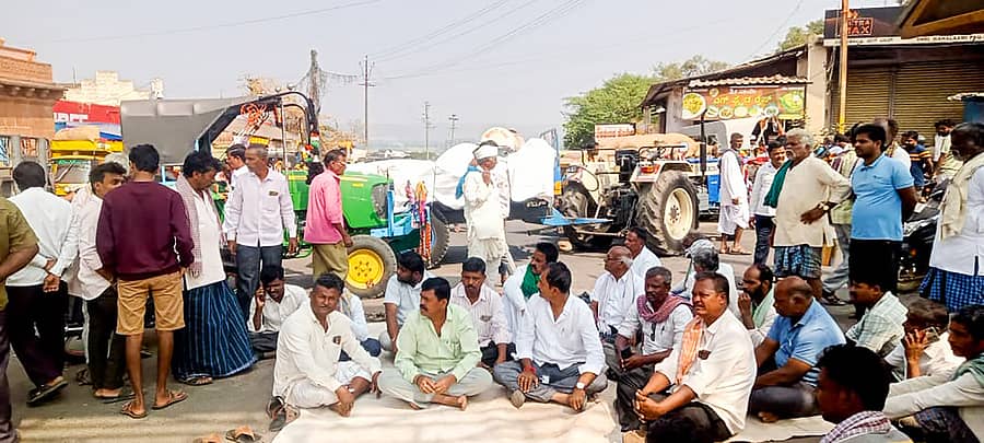 ಸವದತ್ತಿ ಉಗ್ರಾಣ ಕೇಂದ್ರದಲ್ಲಿ ಉದ್ದು ಖರೀದಿಸುತ್ತಿಲ್ಲವೆಂದು ಆರೋಪಿಸಿ ರೈತರು ಎಪಿಎಎಂಸಿ ವೃತ್ತದಲ್ಲಿ ಟ್ರ್ಯಾಕ್ಟರಗಳನ್ನು ರಸ್ತೆಯಲ್ಲಿ ಅಡ್ಡಲಾಗಿ ನಿಲ್ಲಿಸಿ ಪ್ರತಿಭಟಿಸಿದರು 
