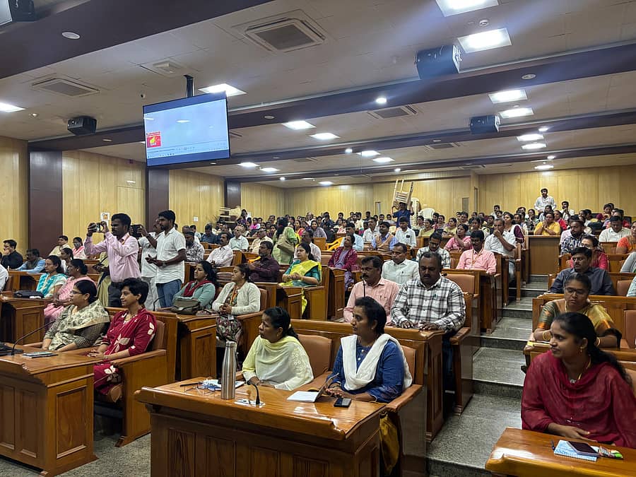 ಚಿಕ್ಕಬಳ್ಳಾಪುರದಲ್ಲಿ ಜಿಲ್ಲಾ ಮತ್ತು ತಾಲ್ಲೂಕು ಮಟ್ಟದ ಅಧಿಕಾರಿಗಳಿಗೆ ನಡೆದ ‘ಲೈಂಗಿಕ ದೌರ್ಜನ್ಯ ತಡೆ ಕಾಯ್ದೆ’ ಕುರಿತ ಅರಿವು ಕಾರ್ಯಾಗಾರದಲ್ಲಿ ಪಾಲ್ಗೊಂಡಿದ್ದ ಅಧಿಕಾರಿಗಳು