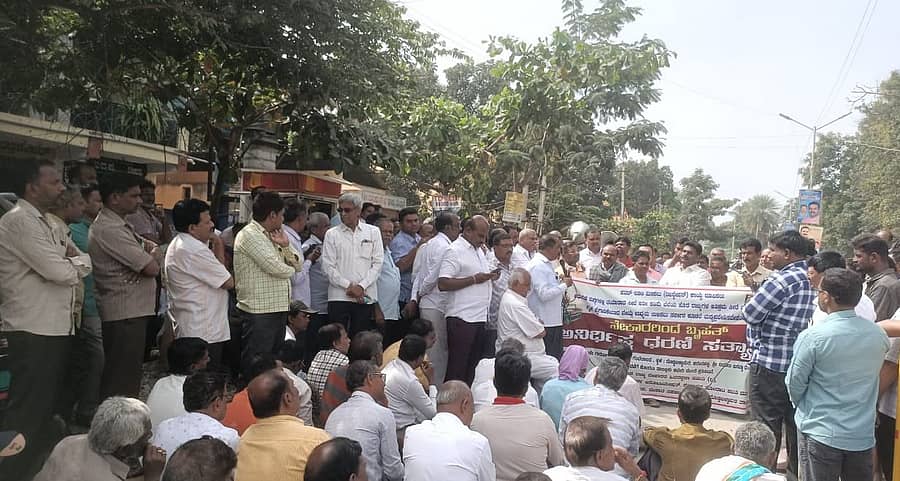 ದೊಡ್ಡಬಳ್ಳಾಪುರ ತಾಲ್ಲೂಕು ಕಚೇರಿ ವೃತ್ತದಲ್ಲಿ ಗುರುವಾರ ನೇಕಾರರು ಪ್ರತಿಭಟನ ಸಭೆ ನಡೆಸಿದರು