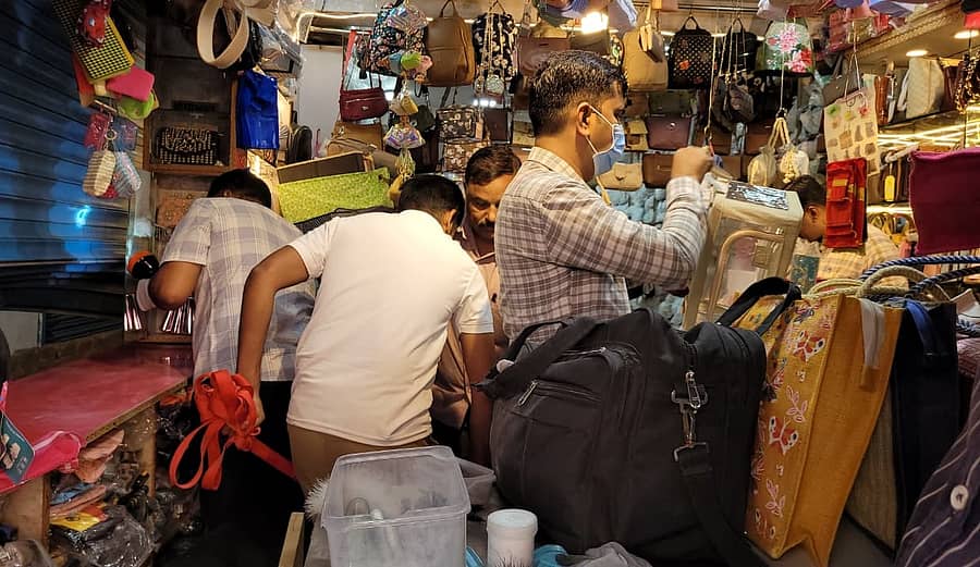 ಬೆಳಗಾವಿಯ ಪಾಂಗೂಳ ಗಲ್ಲಿಯಲ್ಲಿ ಬುಧವಾರ ತಡರಾತ್ರಿ ಕಳವಾದ ಅಂಗಡಿಗಳಲ್ಲಿ ಪೊಲೀಸರು ಬುಧವಾರ ಪರಿಶೀಲಿಸಿದರು