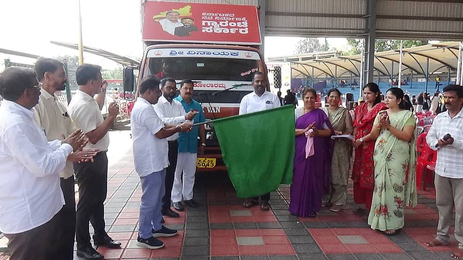 ಕಲಾಜಾಥಾ ಪ್ರಚಾರ ಆಂದೋಲನ ವಾಹನಕ್ಕೆ ಚಾಲನೆ ನೀಡಲಾಯಿತು