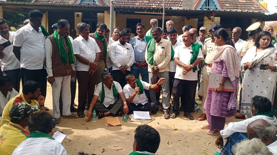 ಕುಣಿಗಲ್ ತಾಲ್ಲೂಕು ಹುಲಿಯೂರುದುರ್ಗ ವಲಯ ಅರಣ್ಯಾಧಿಕಾರಿ ಕಚೇರಿ ಎದುರು ವಿವಿಧ ಸಂಘಟನೆಗಳ ಪ್ರತಿಭಟನೆ
