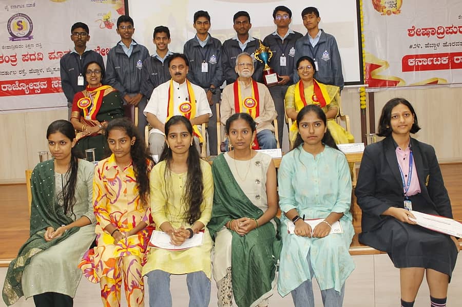 <div class="paragraphs"><p>ಮೈಸೂರಿನ ಶೇಷಾದ್ರಿಪುರಂ ಕಾಲೇಜಿನಲ್ಲಿ ರಾಜ್ಯೋತ್ಸವ ಅಂಗವಾಗಿ ನಡೆದ ಸ್ಪರ್ಧೆಗಳಲ್ಲಿ ವಿಜೇತರಾದ ವಿದ್ಯಾರ್ಥಿಗಳಿಗೆ ಗಣ್ಯರು ಗುರುವಾರ ಬಹುಮಾನ ವಿತರಿಸಿದರು. ಪದವಿ ಕಾಲೇಜಿನ ಪ್ರಾಂಶುಪಾಲರಾದ </p></div>