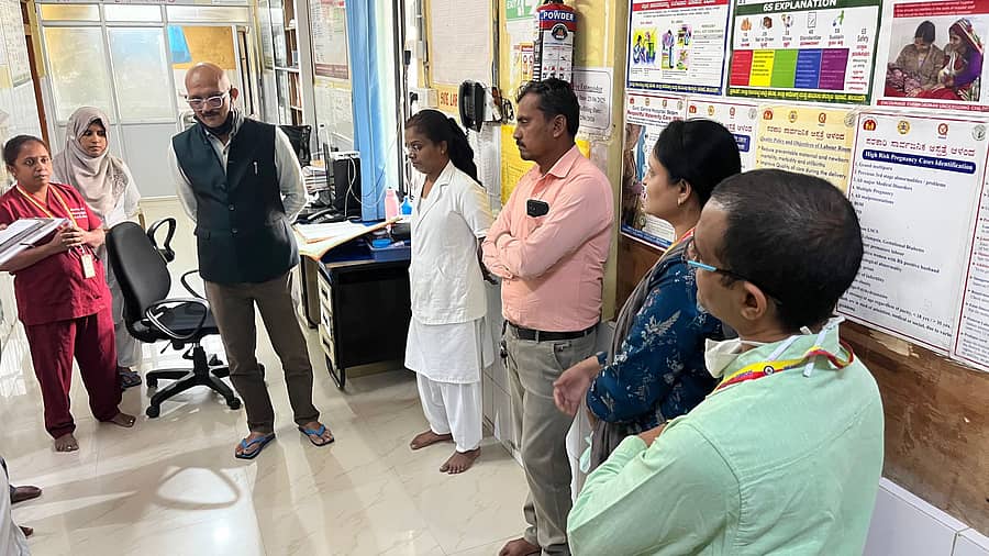ಆಳಂದನ ಸಾರ್ವಜನಿಕ ಆಸ್ಪತ್ರೆಗೆ ಕರ್ನಾಟಕ ಆಹಾರ ಆಯೋಗದ ಸದಸ್ಯ ಸುಮಂತ್ ರಾವ ಭೇಟಿ ನೀಡಿ ಪರಿಶೀಲನೆ ನಡೆಸಿದರು. ವೈದ್ಯರಾದ ಪ್ರಮೋಧ, ಫರ್ವೀನಾ ಬೇಗಂ ಉಪಸ್ಥಿತರಿದ್ದರು