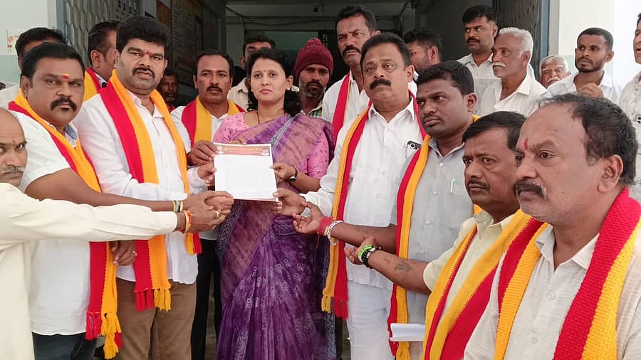 ಮಾಲೂರು ತಾಲ್ಲೂಕು ಕಚೇರಿ ಮುಂಭಾಗ ನಮ್ಮ ಕರ್ನಾಟಕ ಸೇನೆ ಮತ್ತು ಅಂಬೇಡ್ಕರ್ ವಾದ ಸಂಘಟನೆ ವತಿಯಿಂದ ನಕಲಿ ಯೂಟ್ಯೂಬ್ ಹಾಗೂ ಪತ್ರಕರ್ತರ ಹಾವಳಿ ತಡೆಗೆ ಕ್ರಮ ಕೈಗೊಳ್ಳಬೇಕೆಂದು ಒತ್ತಾಯಿಸಿ ತಹಶೀಲ್ದಾರ್ ಎಂ.ವಿ.ರೂಪ ಆವರಿಗೆ ಮನವಿ ಸಲ್ಲಿಸಿದರು