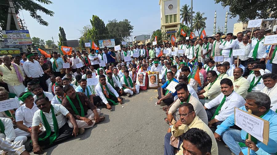 ಹೂವಿನಹಡಗಲಿಯಲ್ಲಿ ಶಾಸಕ ಕೃಷ್ಣನಾಯ್ಕ ನೇತೃತ್ವದಲ್ಲಿ ಬಿಜೆಪಿ ಮುಖಂಡರು, ಕಾರ್ಯಕರ್ತರು ಗುರುವಾರ ಪ್ರತಿಭಟನೆ ನಡೆಸಿದರು
