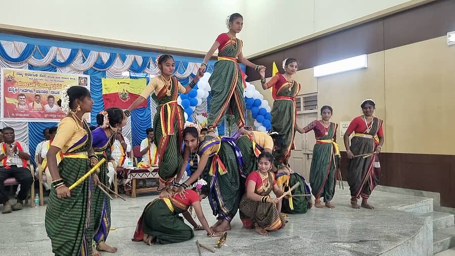 ಸವಣೂರು ಪಟ್ಟಣದ ಡಾ.ವಿ.ಕೃ ಗೋಕಾಕ ಸಾಂಸ್ಕೃತಿಕ ಭವನದಲ್ಲಿ ನಮ್ಮ ಕರ್ನಾಟಕ ಸೇನೆ ತಾಲ್ಲೂಕು ಘಟಕ ಮತ್ತು ಕನ್ನಡ ಹಾಗೂ ಸಂಸ್ಕೃತಿ ಇಲಾಖೆ ಸಹಯೋಗದಲ್ಲಿ ಕರ್ನಾಟಕ ರಾಜ್ಯೋತ್ಸವದ ಅಂಗವಾಗಿ ಜರುಗಿದ ಕನ್ನಡ ಗೀತೆಗಳು, ಜಾನಪದ, ನಾಟಕ ಹಾಗೂ ಕೋಲಾಟ ಕಾರ್ಯಕ್ರಮದಲ್ಲಿ ವಿದ್ಯಾರ್ಥಿನಿಯರು ನೃತ್ಯ ಪ್ರದರ್ಶನ ನೀಡಿದರು