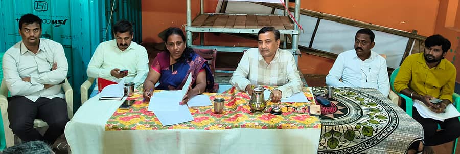 ಬೀರೂರು ಮೆಸ್ಕಾಂ ಉಪವಿಭಾಗ ಕಚೇರಿಯಲ್ಲಿ ಗುರುವಾರ ನಡೆದ ಜನ ಸಂಪರ್ಕ ಸಭೆಯಲ್ಲಿ ಮೆಸ್ಕಾಂ ಚಿಕ್ಕಮಗಳೂರು ಅಧೀಕ್ಷಕ ಎಂಜಿನಿಯರ್ ಮಂಜುನಾಥ್ ಮಾತನಾಡಿದರು