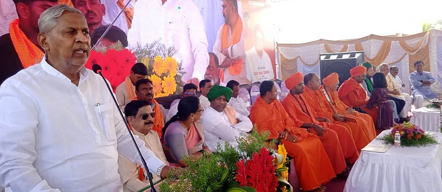 ಕುಷ್ಟಗಿಯಲ್ಲಿನ ಸರ್ವಧರ್ಮ ಸಾಮೂಹಿಕ ವಿವಾಹ ಕಾರ್ಯಕ್ರಮದಲ್ಲಿ ಮಾಜಿ ಶಾಸಕ ಅಮರೇಗೌಡ ಬಯ್ಯಾಪುರ ಮಾತನಾಡಿದರು. ವಿವಿಧ ಮಠಾಧೀಶರು ಉಪಸ್ಥಿತರಿದ್ದರು