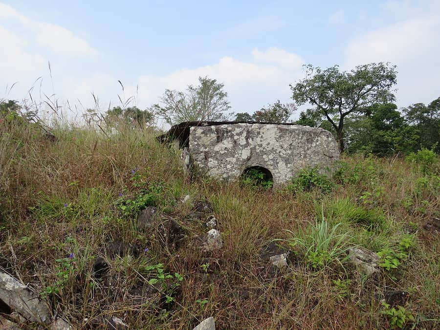 ಸೋಮವಾರಪೇಟೆ ತಾಲ್ಲೂಕಿನ ದೊಡ್ಡಮಳ್ತೆ ಗ್ರಾಮದಲ್ಲಿರುವ ಮೋರಿಬೆಟ್ಟ ಅಥವಾ ಪಾಂಡವರ ಬೆಟ್ಟದ ಮೇಲಿರುವ ಶಿಲಾ ಸಮಾಧಿಗಳು