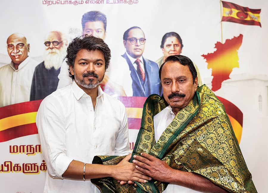 ಮಾಜಿ ಶಾಸಕ ಕೆ.ಎ.ಸೆಂಗೋಟಯ್ಯನ್‌ ಅವರು ಗುರುವಾರ ತಮಿಳಿಗ ವೆಟ್ರಿ ಕಳಗಂ (ಟಿವಿಕೆ) ಮುಖ್ಯಸ್ಥ, ಖ್ಯಾತ ನಟ ವಿಜಯ್‌ ಅವರನ್ನು ಚೆನ್ನೈನಲ್ಲಿ ಭೇಟಿಯಾಗಿ ಪಕ್ಷ ಸೇರ್ಪಡೆಯಾದರು–ಪಿಟಿಐ ಚಿತ್ರ