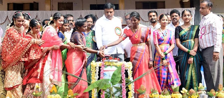 <div class="paragraphs"><p>ಮಂಡ್ಯ ನಗರದ ಗುತ್ತಲು ಬಡಾವಣೆಯ ಕರ್ನಾಟಕ ಪಬ್ಲಿಕ್ ಶಾಲೆ ಆವರಣದಲ್ಲಿ ನಡೆದ ಪ್ರತಿಭಾ ಕಾರಂಜಿ ಮತ್ತು ಕಲೋತ್ಸವ ಕಾರ್ಯಕ್ರಮವನ್ನು&nbsp;ಶಾಸಕ ಪಿ.ರವಿಕುಮಾರ್‌ ಉದ್ಘಾಟಿಸಿದರು</p></div>