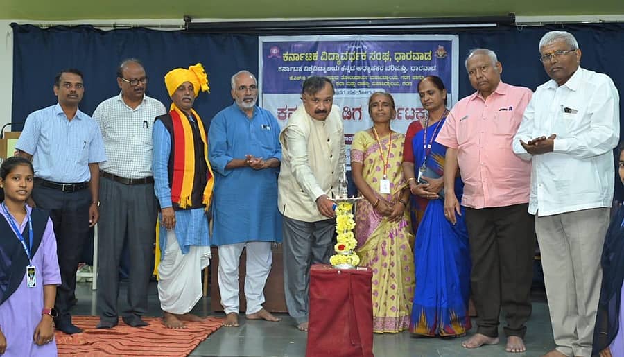 ಗದಗ ನಗರದ ಜೆಟಿ ಮಹಾವಿದ್ಯಾಲಯದಲ್ಲಿ ಗುರುವಾರ ನಡೆದ ಕಾರ್ಯಕ್ರಮವನ್ನು ಪ್ರೊ. ಚಂದ್ರಶೇಖರ ವಸ್ತ್ರದ ಉದ್ಘಾಟಿಸಿದರು