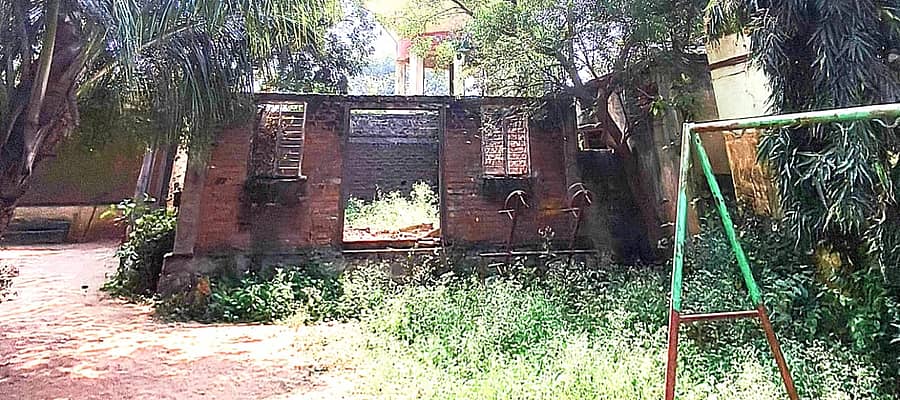 ಹಟ್ಟಿ ಚಿನ್ನದ ಗಣಿ ಹಳೆ ಪಂಚಾಯಿತಿ ಹತ್ತಿರ ಇರುವ ನಿರ್ಮಾಣವಾದ ರಾಜೀವ್ ಗಾಂಧಿ ಸೇವಾ ಕೇಂದ್ರ ಪಾಳು ಬಿದ್ದಿದೆ