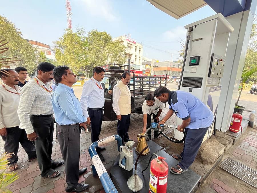ಕಲಬುರಗಿಯ ಪೆಟ್ರೋಲ್‌ ಬಂಕ್‌ವೊಂದರಲ್ಲಿ ಆಹಾರ ಆಯೋಗದ ಅಧ್ಯಕ್ಷ ಎಚ್.ಕೃಷ್ಣ ಅವರು ಅಧಿಕಾರಿಗಳೊಂದಿಗೆ ಭೇಟಿ ನೀಡಿ ಪೆಟ್ರೋಲಿಯಂ ಉತ್ಪನ್ನಗಳ ಸಾಂದ್ರತೆ ಪರಿಶೀಲಿಸಿದರು