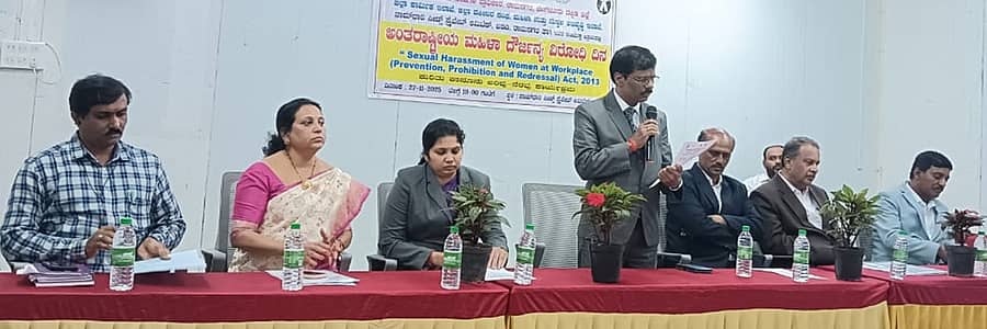 <div class="paragraphs"><p>ರಾಮನಗರ ತಾಲ್ಲೂಕಿನ ಬಿಡದಿಯ ನಾಮ್‌ಧಾರಿ ಸೀಡ್ಸ್ ಪ್ರೈವೇಟ್ ಲಿಮಿಟೆಡ್‌ನಲ್ಲಿ ಹಮ್ಮಿಕೊಂಡಿದ್ದ ಕಾನೂನು ಅರಿವು–ನೆರವು ಕಾರ್ಯಕ್ರಮದಲ್ಲಿ&nbsp;ಜಿಲ್ಲಾ ಪ್ರಧಾನ ಮತ್ತು ಸೆಷನ್ಸ್ ನ್ಯಾಯಾಧೀಶ ಹಾಗೂ ಜಿಲ್ಲಾ ಕಾನೂನು ಸೇವೆಗಳ ಪ್ರಾಧಿಕಾರದ ಅಧ್ಯಕ್ಷ ಎಂ.ಎಚ್. ಅಣ್ಣಯ್ಯ ಮಾತನಾಡಿದರು.&nbsp;</p></div>