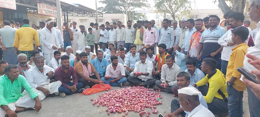 ಉಳ್ಳಾಗಡ್ಡಿ ಧಾರಣೆ ಕುಸಿತದಿಂದ‌ ಆಕ್ರೋಶಗೊಂಡ ನೂರಾರು ರೈತರು ಬಸವನಬಾಗೇವಾಡಿ ಎಪಿಎಂಸಿಯಲ್ಲಿ ಸವಾಲ್‌ ಬಂದ್ ಮಾಡಿಸಿ ರಸ್ತೆಗೆ ಉಳ್ಳಾಗಡ್ಡಿ ಸುರಿದು ಪ್ರತಿಭಟಿಸಿದರು.