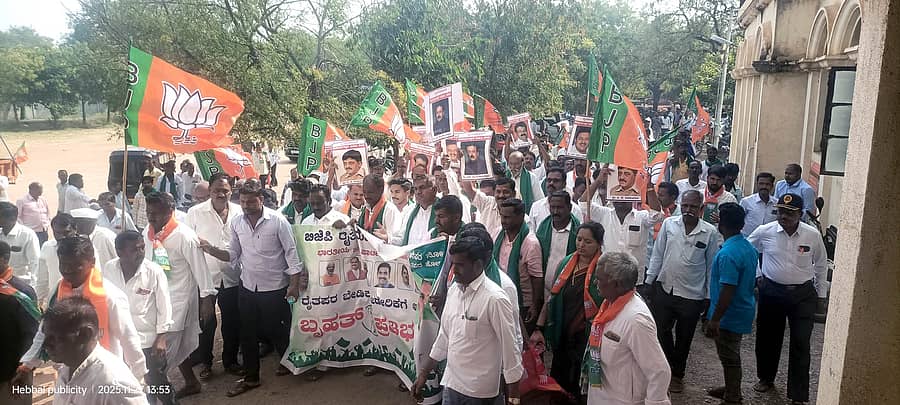 ಫೋಟೋ:27-ಎಂ.ಬಿ.ಎಲ್02 ಮುದ್ದೇಬಿಹಾಳ ಪಟ್ಟಣದ ತಹಶೀಲ್ದಾರ್ ಕಚೇರಿಯಲ್ಲಿ ಗುರುವಾರ ಬಿಜೆಪಿ ರೈತ ಮೋರ್ಚಾ ರಾಜ್ಯ ಘಟಕದ ಅಧ್ಯಕ್ಷ ಎ.ಎಸ್.ಪಾಟೀಲ ನಡಹಳ್ಳಿ ನೇತೃತ್ವದಲ್ಲಿ ಬೃಹತ್ ಪ್ರತಿಭಟನೆ ನಡೆಸಲಾಯಿತು.