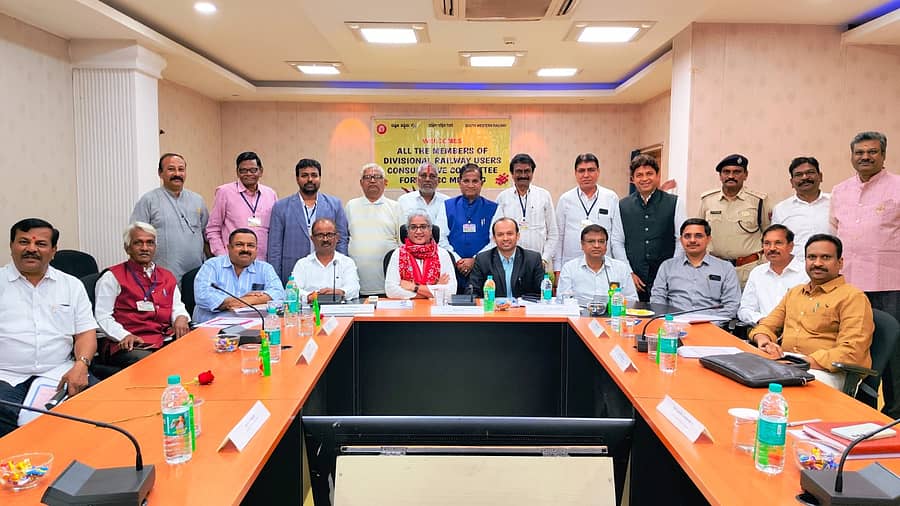 ಹುಬ್ಬಳ್ಳಿಯ ನೈರುತ್ಯ ರೈಲ್ವೆ ಕಾರ್ಯಾಗಾರದ ಸಭಾಂಗಣದಲ್ಲಿ ಗುರುವಾರ ನಡೆದ ವಿಭಾಗೀಯ ರೈಲ್ವೆ ಬಳಕೆದಾರರ ಸಲಹಾ ಸಮಿತಿ ಸಭೆಯಲ್ಲಿ ಗಣ್ಯರು ಪಾಲ್ಗೊಂಡಿದ್ದರು