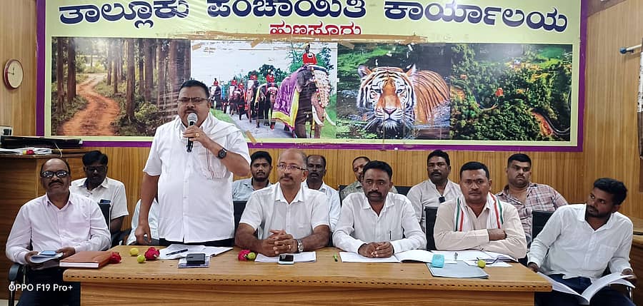 ಹುಣಸೂರು ನಗರದ ತಾಲ್ಲೂಕು ಪಂಚಾಯಿತಿ ಸಭಾಂಗಣದಲ್ಲಿ ಬುಧವಾರ ನಡೆದ ಗ್ಯಾರಂಟಿ ಅನುಷ್ಠಾನ ಪ್ರಗತಿ ಪರಿಶೀಲನಾ ಸಭೆಯಲ್ಲಿ ಜಿಲ್ಲಾ ಸಮಿತಿ ಅಧ್ಯಕ್ಷ ಅರುಣ್‌ ಕುಮಾರ್‌ ಮಾತನಾಡಿದರು. ತಾಲ್ಲೂಕು ಗ್ಯಾರಂಟಿ ಸಮಿತಿ ಅಧ್ಯಕ್ಷ ಕಲ್ಕುಣಿಕೆ ರಾಘು ಮತ್ತು ಇತರರಿದ್ದಾರೆ 