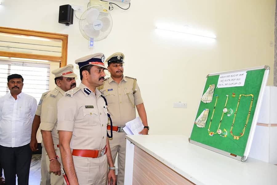 ಮೂರು ಪ್ರಕರಣಗಳಲ್ಲಿ ಆರೋಪಿಯಿಂದ ವಶಕ್ಕೆ ಪಡೆದ ಚಿನ್ನಾಭರಣ–ನಗದನ್ನು ನಗರ ಪೊಲೀಸ್‌ ಕಮಿನಷರ್‌ ಶರಣಪ್ಪ ಎಸ್‌.ಡಿ. ವೀಕ್ಷಿಸಿದರು. ಎಸಿಪಿ ಶರಣಬಸಪ್ಪ ಸುಬೇದಾರ್‌, ಇನ್‌ಸ್ಪೆಕ್ಟರ್‌ ಅರುಣಕುಮಾರ ಇದ್ದರು