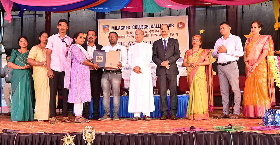 ವಿದ್ಯಾರ್ಥಿಗಳಿಗೆ ಉಚಿತ ಲ್ಯಾಪ್ಟಾಪ್ ವಿತರಿಸಲಾಯಿತು