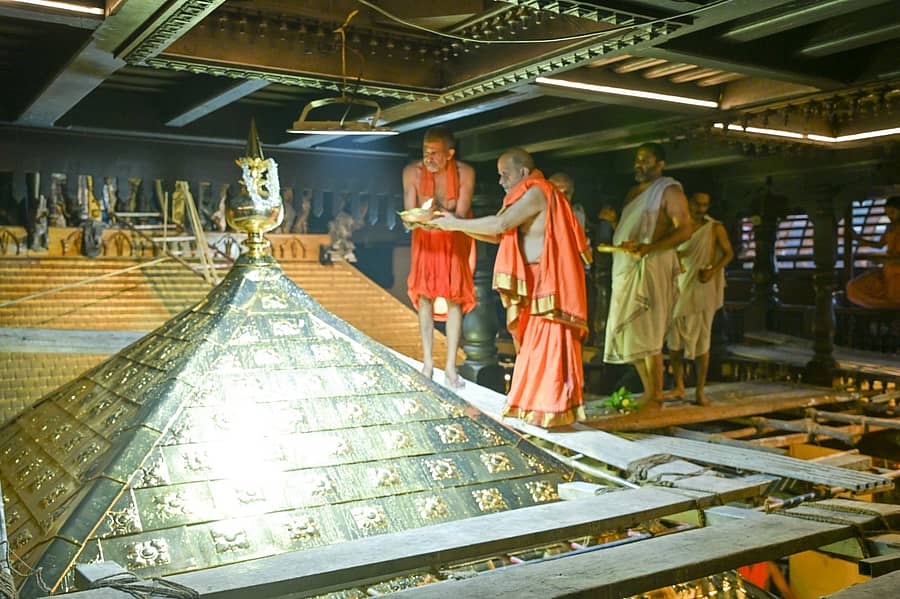 ಉಡುಪಿಯ ಶ್ರೀಕೃಷ್ಣ ಮಠದ ತೀರ್ಥ ಮಂಟಪದ ಶಿಖರ ಪ್ರತಿಷ್ಠೆ ಹಾಗೂ ಕಲಶಾಭಿಷೇಕ ಗುರುವಾರ ನೆರವೇರಿತು