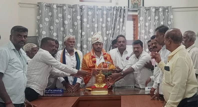 ಹುಣಸೂರು ತಾಲ್ಲೂಕಿನ ಬನ್ನಿಕುಪ್ಪೆ ಗ್ರಾಮದ ಕೃಷಿ ಪತ್ತಿನ ಸಹಕಾರಿ ಬ್ಯಾಂಕ್ ಆಧುನಿಕರಣಗೊಂಡ ಬಳಿಕ ಶಾಸಕ ಜಿ.ಡಿ.ಹರೀಶ್ ಗೌಡ ಗುರುವಾರ ಉದ್ಘಾಟಿಸಿ, ಗೌರವ ಸ್ವೀಕರಿಸಿದರು