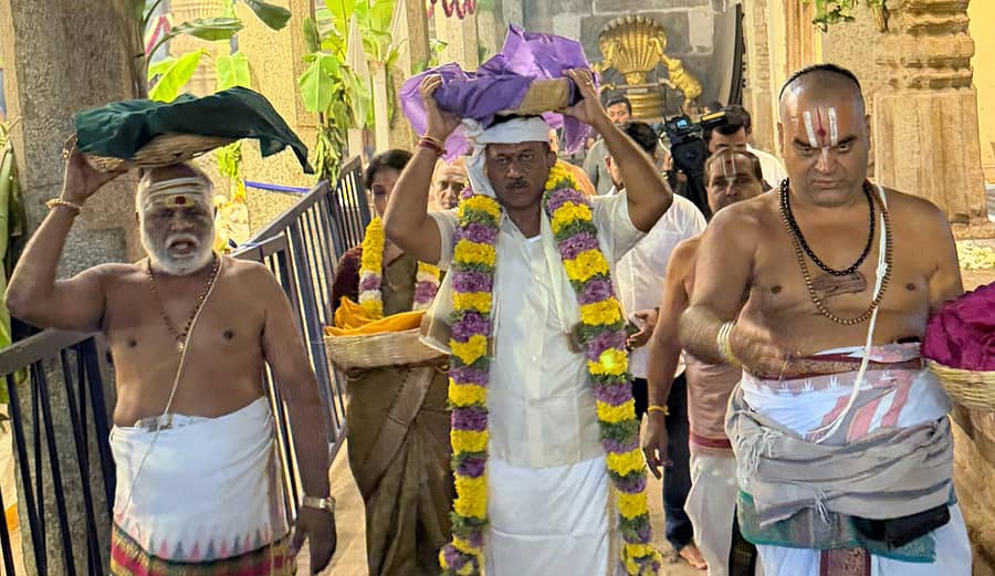 ಶ್ರೀರಂಗಪಟ್ಟಣದ ಇತಿಹಾಸ ಪ್ರಸಿದ್ಧ ಶ್ರೀರಂಗನಾಥಸ್ವಾಮಿ ದೇವಾಲಯದಲ್ಲಿ ಹಲವು ಶತಮಾನಗಳ ನಂತರ ಲೋಕ ಕಲ್ಯಾಣಾರ್ಥವಾಗಿ ನಡೆದ ಸಹಸ್ರ ಕಳಶಾಭಿಷೇಕ ಮಹೋತ್ಸವ ಅಂತಿಮ ದಿನವಾದ ಗುರುವಾರ ಶಾಸಕರ ರಮೇಶ ಬಂಡಿಸಿದ್ದೇಗೌಡ ದೇವರಿಗೆ ಅರ್ಪಿಸಲು ಅಮೂಲ್ಯ ದ್ರವ್ಯಗಳನ್ನು ತಲೆಯ ಮೇಲೆ ಹೊತ್ತು ಸಾಗಿದರು