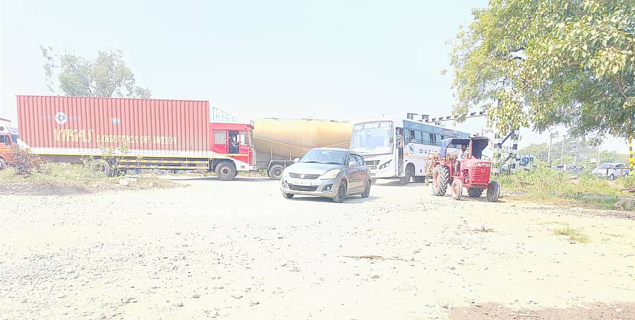 ಬಲರಾಮ್ ಚೌಕ್ ನಿಜಾಮ್ ಗೇಟ್ ಹತ್ತಿರ ವಾಹನಗಳು ಧೂಳಿನ ಮಧ್ಯೆ ಸಾಗುತ್ತಿರುವುದು