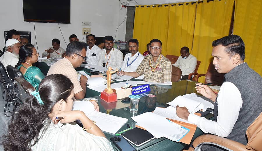 ತುಮಕೂರಿನಲ್ಲಿ ಗುರುವಾರ ಬಾಲ ಕಾರ್ಮಿಕ ನಿಷೇಧ ಕಾಯ್ದೆ ಜಾರಿ ಕುರಿತು ರಾಜ್ಯ ಮಕ್ಕಳ ಹಕ್ಕುಗಳ ರಕ್ಷಣಾ ಆಯೋಗದ ಸದಸ್ಯ ಕೆ.ಟಿ.ತಿಪ್ಪೇಸ್ವಾಮಿ ಪ್ರಗತಿ ಪರಿಶೀಲನಾ ಸಭೆ ನಡೆಸಿದರು