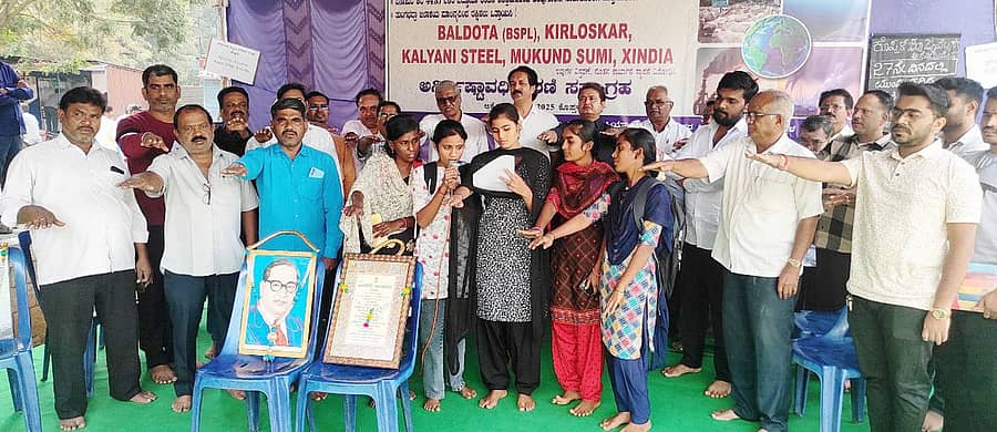 ಕೊಪ್ಪಳದಲ್ಲಿ ನಡೆಯುತ್ತಿರುವ ಅನಿರ್ದಿಷ್ಟ ಧರಣಿ ವೇದಿಕೆಯಲ್ಲಿ ಜ್ಯೂವೇಲರಿ ಸಂಘದವರು ಹಾಗೂ ವಿದ್ಯಾರ್ಥಿಗಳು ಸಂವಿಧಾನದ ಪೂರ್ವ ಪೀಠಿಕೆ ಓದಿದರು