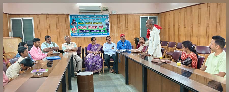 ‘ಕರ್ನಾಟಕ ಪಬ್ಲಿಕ್ ಶಾಲೆ (ಕೆಪಿಎಸ್) ಸ್ಥಾಪಿಸುವ ಮೂಲಕ ಕನ್ನಡ ಶಾಲೆಗಳನ್ನು ಮುಚ್ಚುವ ಹುನ್ನಾರ ನಡೆದಿದೆ’ ಎಂದು ಆರೋಪಿಸಿ ಹಾವೇರಿಯಲ್ಲಿ ಗುರುವಾರ ದುಂಡು ಮೇಜಿನ ಸಭೆ ನಡೆಸಲಾಯಿತು