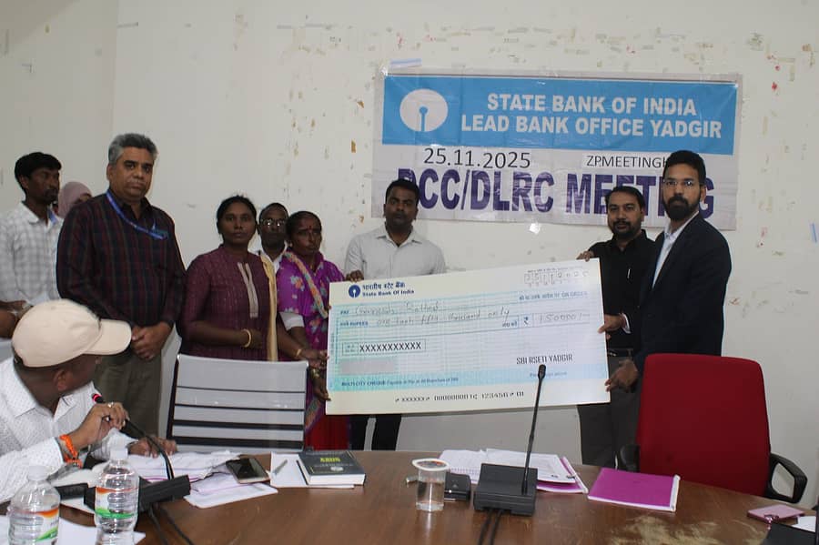 ಯಾದಗಿರಿಯಲ್ಲಿ ಈಚೆಗೆ ವಿಮಾ ಯೋಜನೆಯಡಿ ನೋಂದಾಯಿತ ಕುಟುಂಬ ಸದಸ್ಯರೊಬ್ಬರಿಗೆ ಜಿಲ್ಲಾ ಪಂಚಾಯಿತಿ ಸಿಇಒ ಲವೀಶ್ ಒರಡಿಯಾ ಅವರು ವಿಮೆಯ ಚೆಕ್ ವಿತರಣೆ ಮಾಡಿದರು