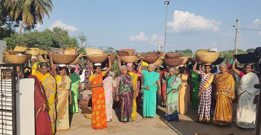 ಮಹಿಳೆಯರು ಹಟ್ಟಿ ಬೆಳಗು ಕಾರ್ಯಕ್ರಮಕ್ಕೆ ಹೊಳೆಗೆ ಹೋಗುತ್ತಿರುವುದು 