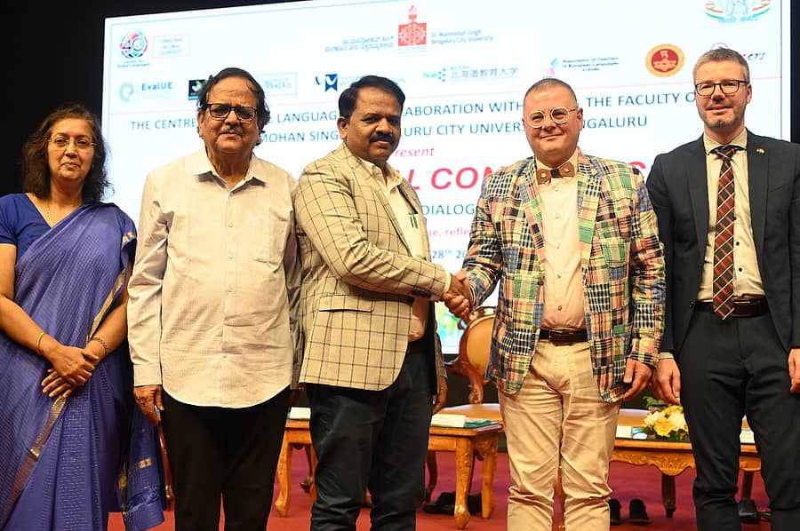 ಬೆಂಗಳೂರು ನಗರ ವಿಶ್ವವಿದ್ಯಾನಿಲಯದ ಜಾಗತಿಕ ಭಾಷೆಗಳ ಕೇಂದ್ರವು ಆಯೋಜಿಸಿರುವ ಭಾಷೆ, ಸಂಸ್ಕೃತಿ, ವಿಶ್ವಶಾಂತಿ–ಶಾಂತಿಯುತ ಜಗತ್ತಿಗಾಗಿ ಸಂವಾದದಲ್ಲಿ ಫ್ರಾನ್ಸ್‌ನ ತಜ್ಞ ಫ್ಯಾಡಿ ಫಡೆಲ್ ಅವರನ್ನು ಕುಲಪತಿ ಬಿ.ರಮೇಶ್‌ ಸ್ವಾಗತಿಸಿದರು. ಜ್ಯೋತಿ ವೆಂಕಟೇಶ್‌, ರಾಜೇಂದ್ರ ಚೆನ್ನಿ, ಮೈಕೆಲ್ ಹೈನ್ಸ್ಟ್ ಉಪಸ್ಥಿತರಿದ್ದರು.