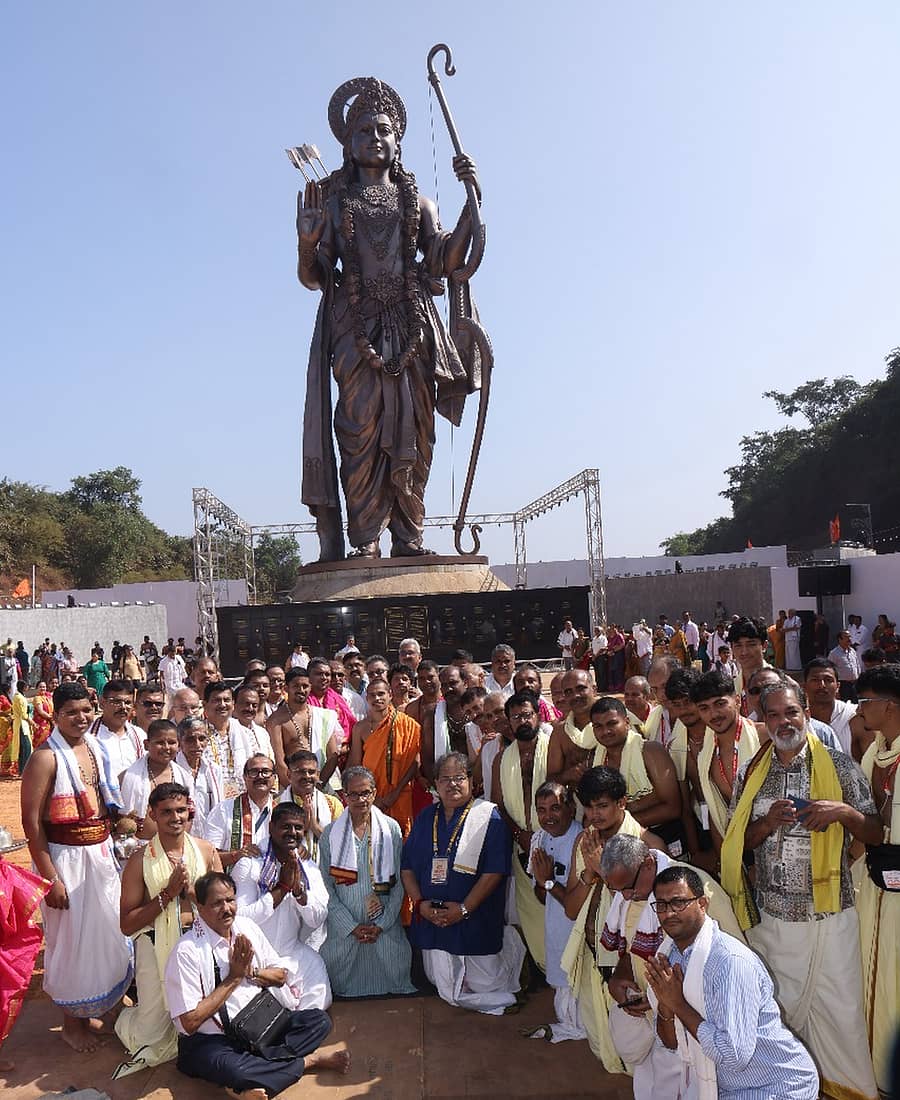 ಗೋವಾದ ಕಾಣಕೋಣ ಸಮೀಪದ ಗೋಕರ್ಣ ಪರ್ತಗಾಳಿ ಮಠದ ಆವರಣದಲ್ಲಿ ನಿರ್ಮಿಸಿದ ಶ್ರೀರಾಮನ ಕಂಚಿನ ಪ್ರತಿಮೆಯ ಪ್ರಾಣ ಪ್ರತಿಷ್ಠೆ ಕಾರ್ಯಕ್ರಮದ ಬಳಿಕ ಮಠದ ಪೀಠಾಧಿಪತಿ ವಿದ್ಯಾಧೀಶ ತೀರ್ಥ ಸ್ವಾಮೀಜಿ ಅವರೊಂದಿಗೆ ಮಠದ ಆಡಳಿತ ಮಂಡಳಿ ಪ್ರಮುಖರು ಫೋಟೊ ಕ್ಲಿಕ್ಕಿಸಿಕೊಂಡರು.