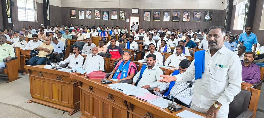 ಮಂಡ್ಯ ಜಿಲ್ಲಾ ಪಂಚಾಯತ್ ಕಾವೇರಿ ಸಭಾಂಗಣದಲ್ಲಿ ಸಮಾಜ ಕಲ್ಯಾಣ ಇಲಾಖೆಯ ವತಿಯಿಂದ ಆಯೋಜಿಸಿದ್ದ ಪರಿಶಿಷ್ಟ ಜಾತಿ ಮತ್ತು ಪರಿಶಿಷ್ಟ ಪಂಗಡ ಸಮುದಾಯದ ಕುಂದು ಕೊರತೆ ನಿವಾರಣಾ ಸಮಿತಿ ಸಭೆಯಲ್ಲಿ ಸಮುದಾಯದ ಮುಖಂಡರು ಮಾತನಾಡಿದರು 