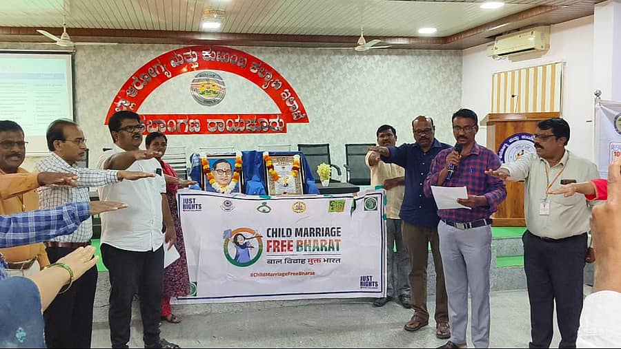 ರಾಯಚೂರಿನ ಆರೋಗ್ಯ ಮತ್ತು ಕುಟುಂಬ ಕಲ್ಯಾಣ ಇಲಾಖೆಯ ಕೃಷ್ಣಾ ಸಭಾಂಗಣದಲ್ಲಿ ದತ್ತು ಮಾಸಾಚರಣೆ ಪ್ರಯುಕ್ತ ವೈದ್ಯಾಧಿಕಾರಿಗಳು ಹಾಗೂ ಸಿಬ್ಬಂದಿಗೆ ಆಯೋಜಿಸಿದ್ದ ಜಾಗೃತಿ ಕಾರ್ಯಕ್ರಮದಲ್ಲಿ ಅಧಿಕಾರಿಗಳು ಪ್ರತಿಜ್ಞಾವಿಧಿ ಸ್ವೀಕರಿಸಿದರು