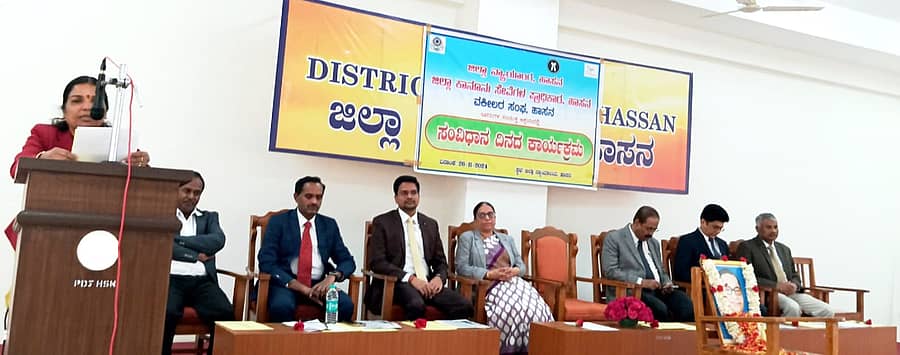 ಹಾಸನದ ನ್ಯಾಯಾಲಯ ಸಂಕೀರ್ಣದಲ್ಲಿ ನಡೆದ ಸಂವಿಧಾನ ದಿನಾಚರಣೆಯಲ್ಲಿ ನ್ಯಾಯಾಧೀಶೆ ಜಿ.ಕೆ.ದಾಕ್ಷಾಯಿಣಿ ಮಾತನಾಡಿದರು